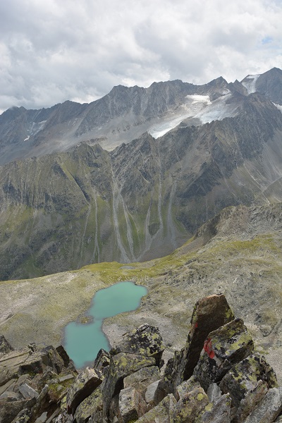 053.Stubai tal_Rinnenspitze 3003m_vyhled na Rinnensee 2646m_m.jpg