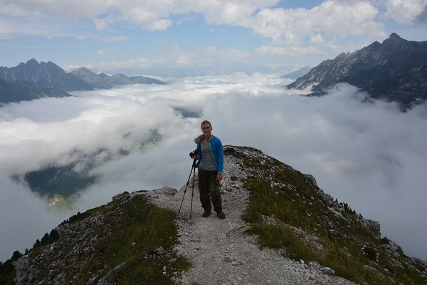 077.Stubai tal_Elfer 2505m_cestou_v pozadi vpravo Serles_m.jpg