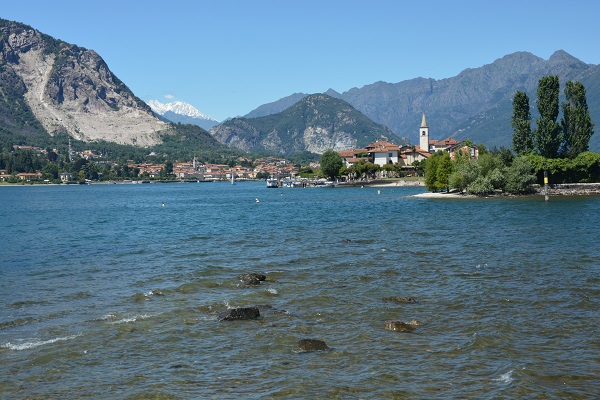 119. Lago Maggiore_Isola Bella_vyhled na Isola Superiore a Monte Rosu v pozadi_m.jpg