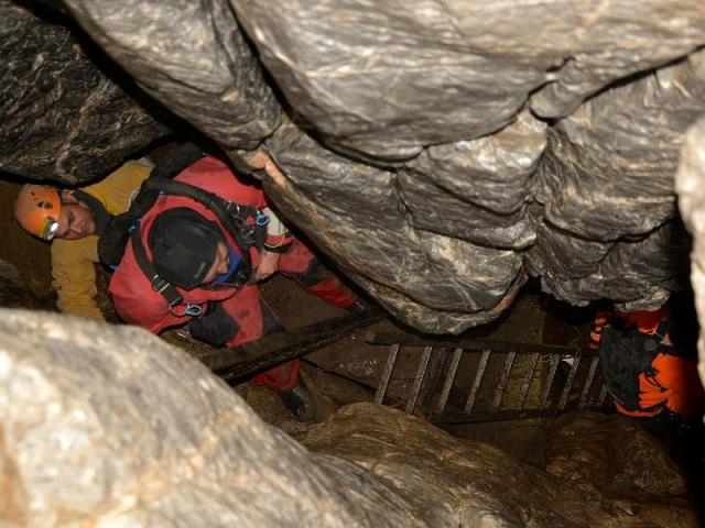 09_Velký speleolog Svoboda hrne písek jako na Bibione.jpg